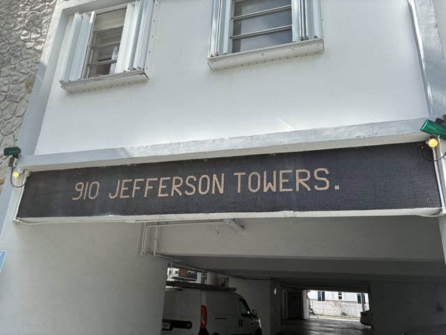 910 Jefferson Towers  photo 2